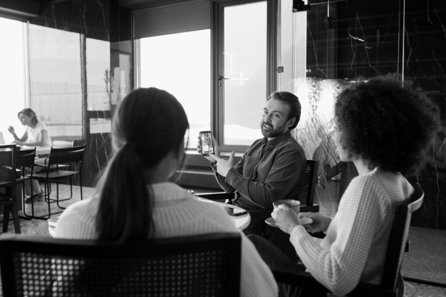 Finanzanalyst arbeitet mit komplexen Datenmodellen und Diagrammen